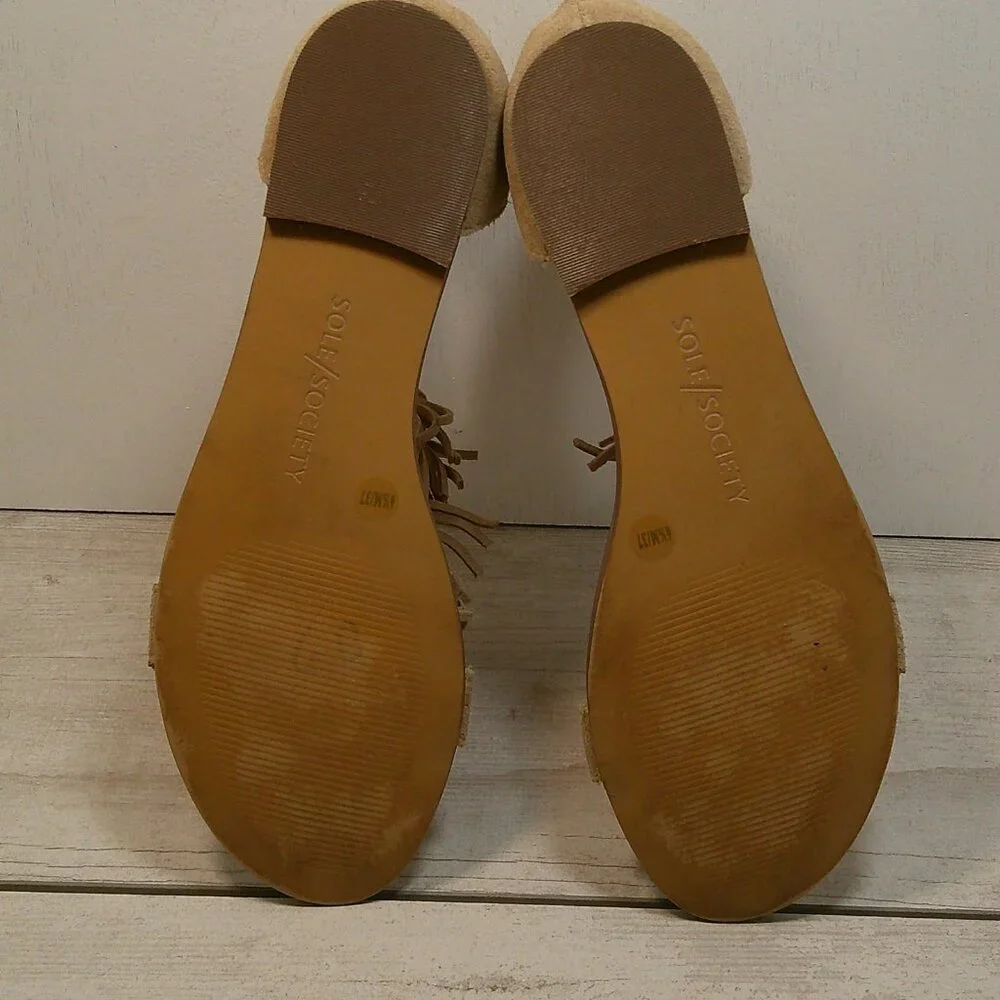 Sole Society KOA Suede Boho Fringe Flat Sandals Taupe/ beige Size: 6.5